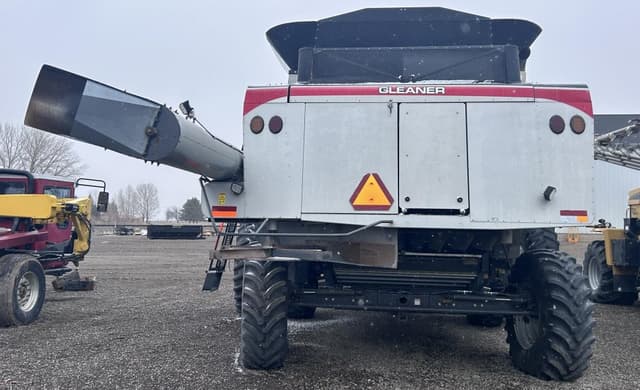 Image of Gleaner S67 equipment image 4