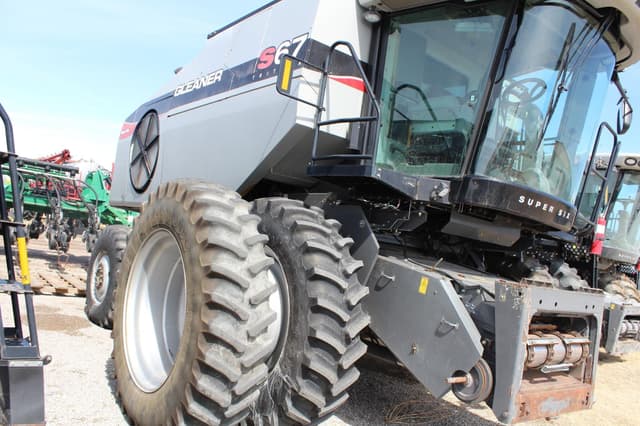 Image of Gleaner S67 equipment image 1