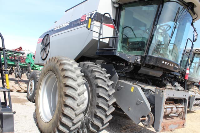 Image of Gleaner S67 equipment image 1
