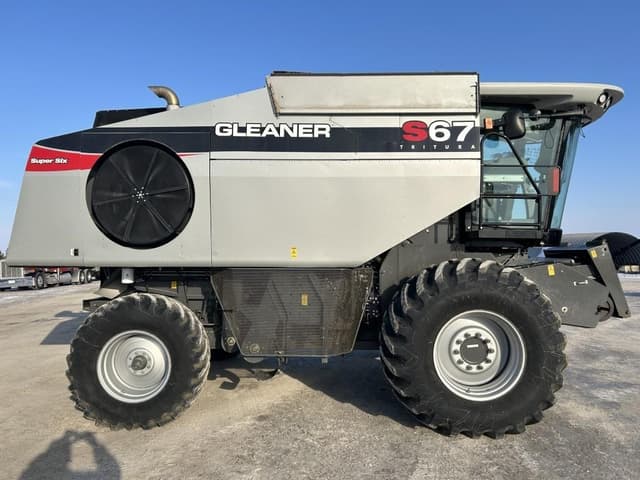 Image of Gleaner S67 equipment image 3