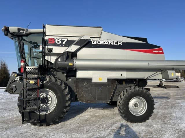 Image of Gleaner S67 equipment image 2