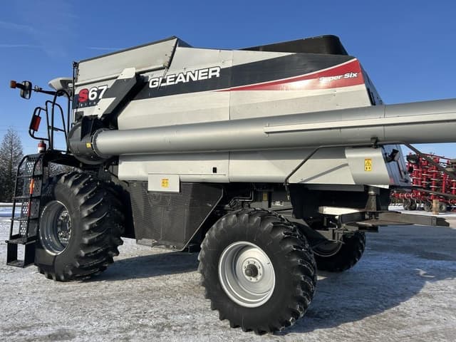 Image of Gleaner S67 equipment image 4
