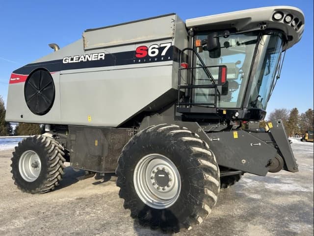 Image of Gleaner S67 equipment image 1