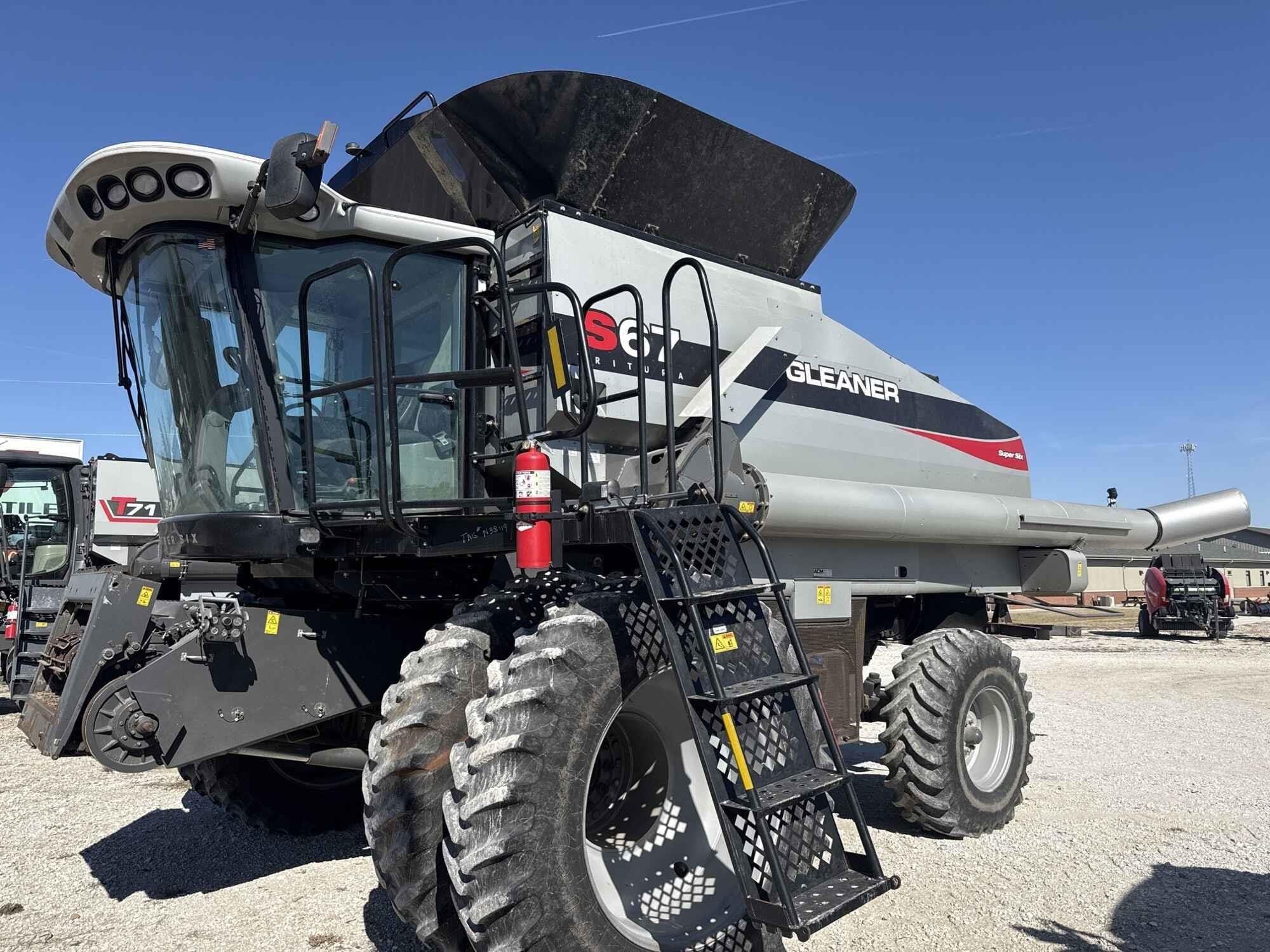 2011 Gleaner S67 Equipment Image0