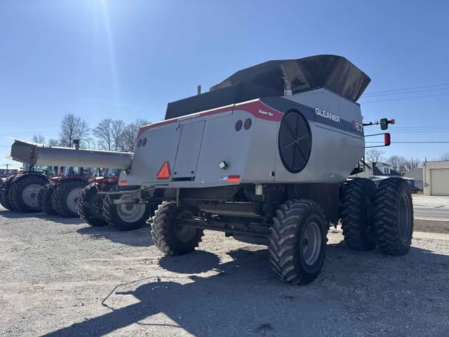 Image of Gleaner S67 equipment image 4