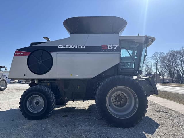 Image of Gleaner S67 equipment image 3