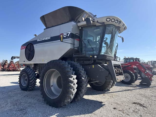 Image of Gleaner S67 equipment image 2