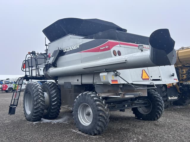 Image of Gleaner S67 equipment image 3