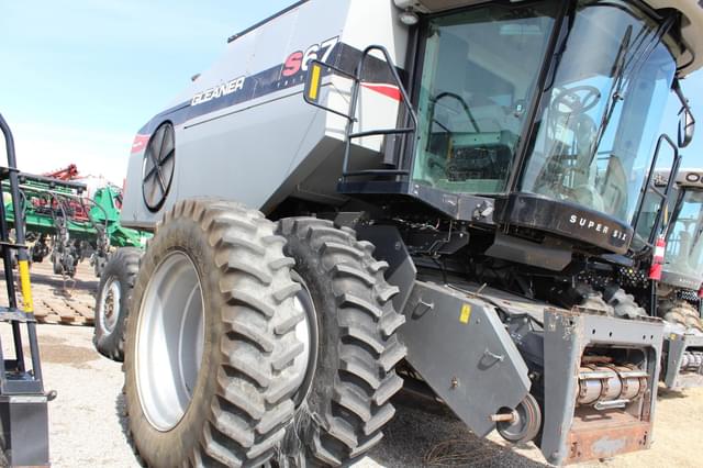 Image of Gleaner S67 equipment image 1
