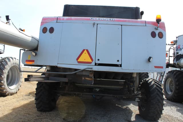 Image of Gleaner S67 equipment image 4
