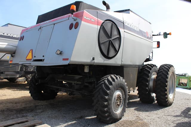 Image of Gleaner S67 equipment image 3