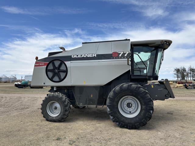 Image of Gleaner S77 equipment image 2