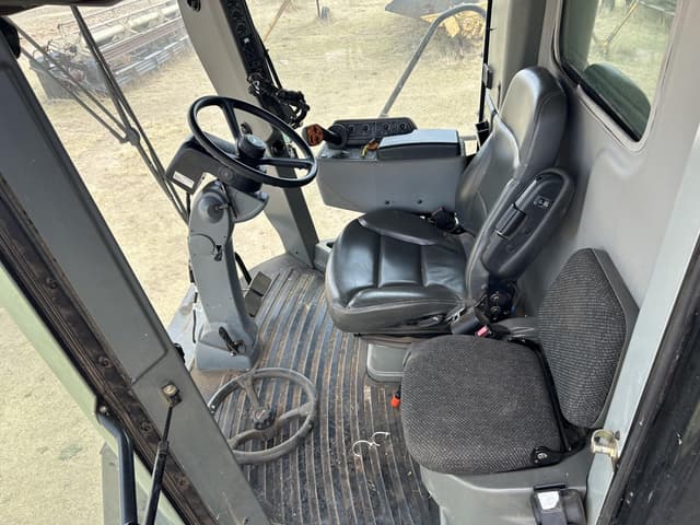 Image of Gleaner S77 equipment image 4