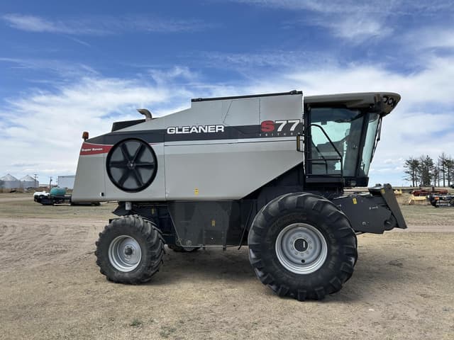 Image of Gleaner S77 equipment image 2