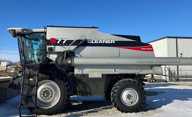 Image of Gleaner S77 equipment image 1