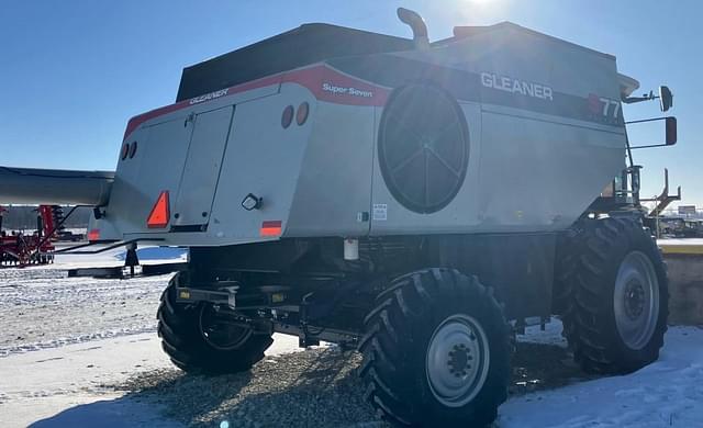 Image of Gleaner S77 equipment image 4