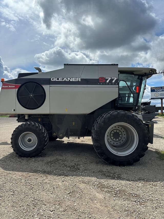 Image of Gleaner S77 equipment image 1