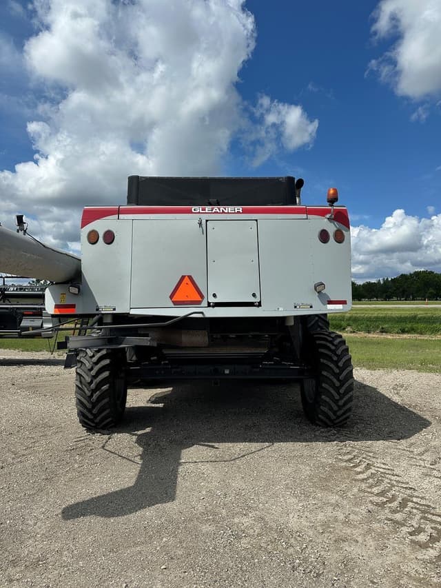 Image of Gleaner S77 equipment image 3