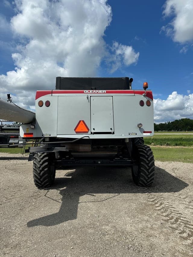 Image of Gleaner S77 equipment image 3