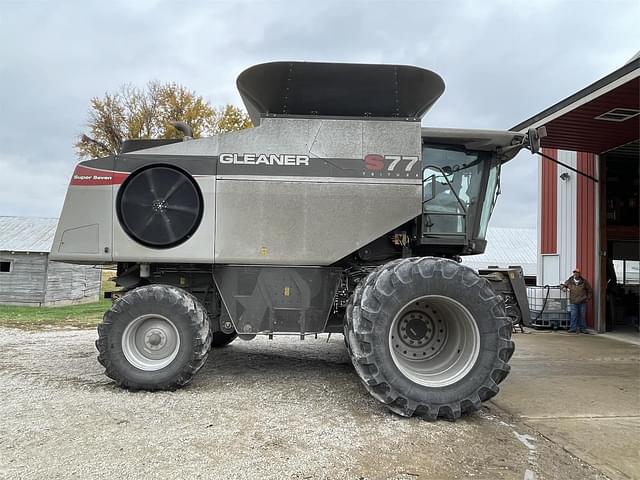 Image of Gleaner S77 equipment image 3