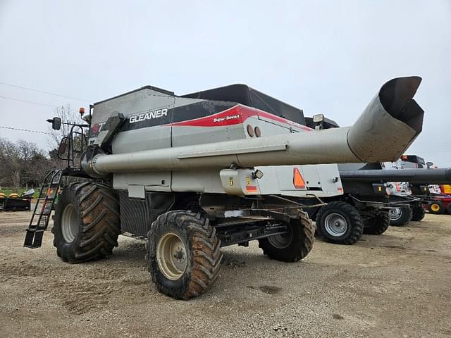 Image of Gleaner S77 equipment image 3