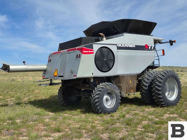 Image of Gleaner S77 equipment image 2
