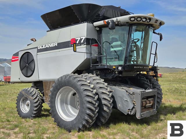 Image of Gleaner S77 equipment image 3