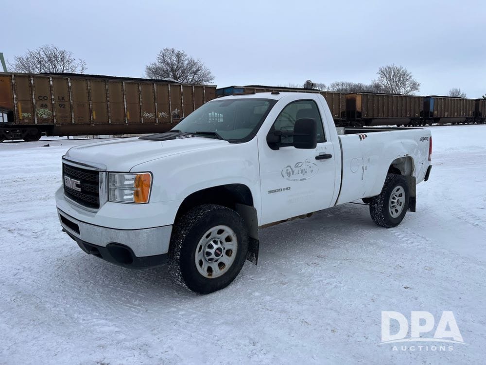 2011 GMC 3500HD Equipment Image0
