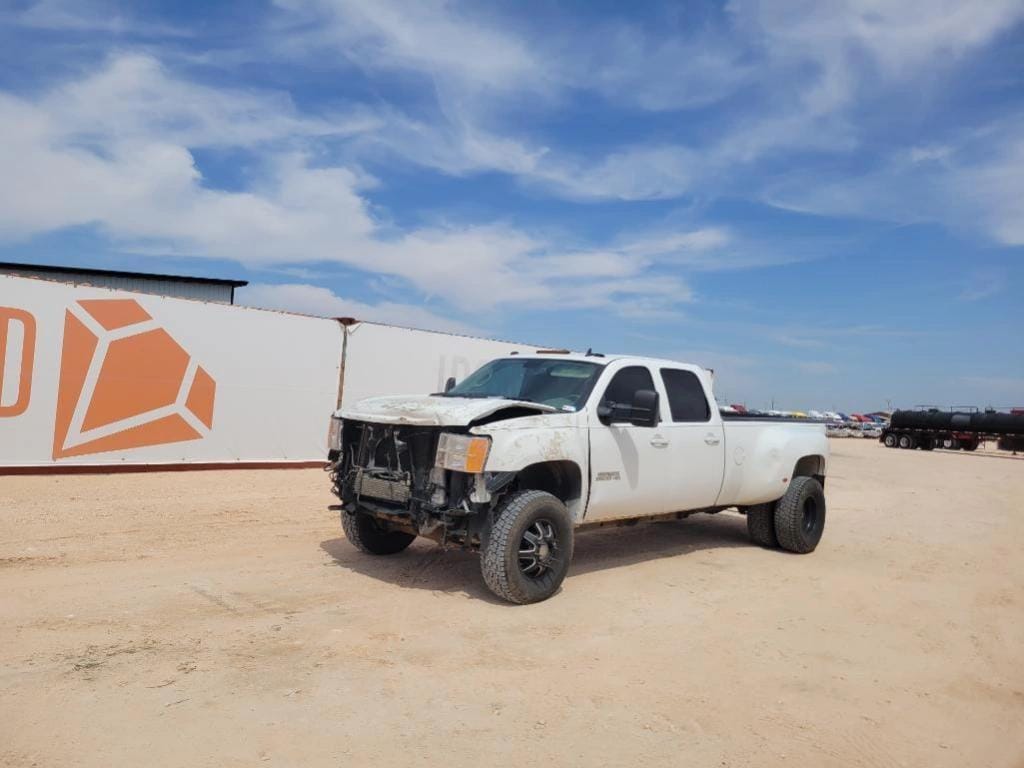 2011 GMC 3500HD Equipment Image0