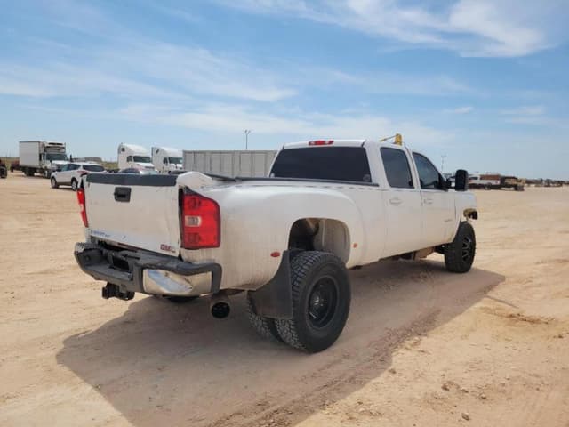 Image of GMC 3500HD equipment image 4