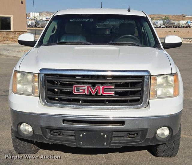 Image of GMC Sierra 1500 equipment image 1