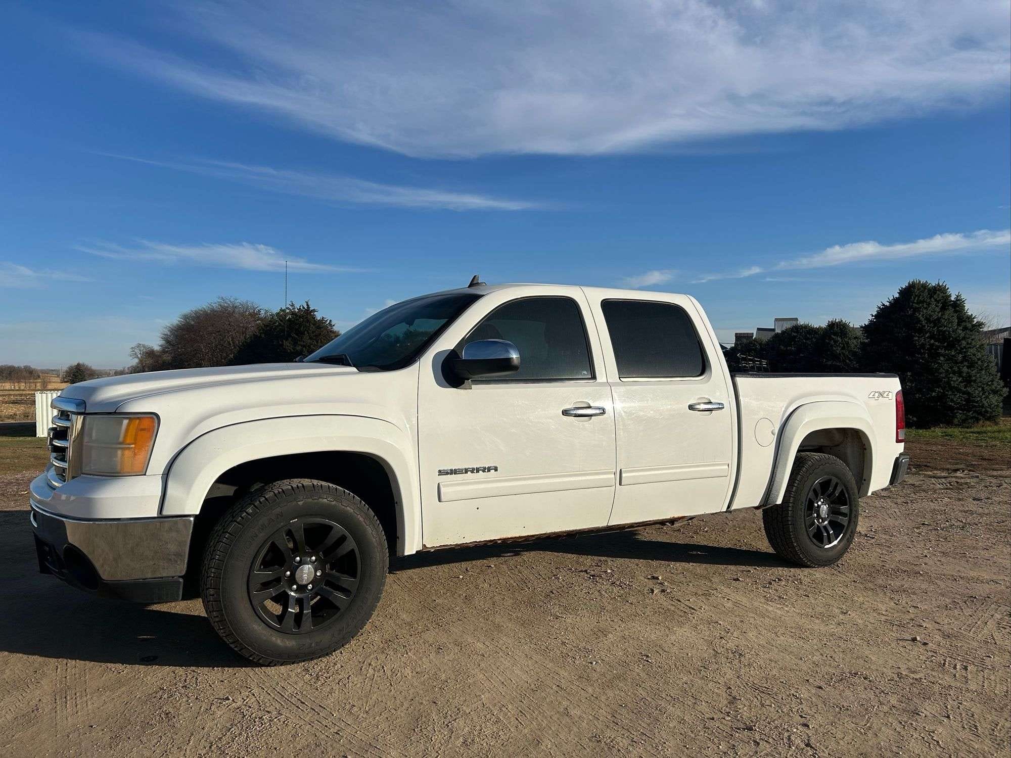 2011 GMC 1500 Equipment Image0