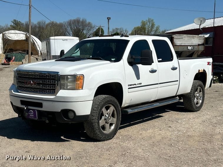 2011 GMC 2500HD Equipment Image0