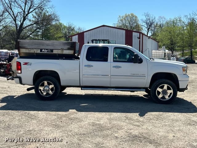 Image of GMC 2500HD equipment image 3