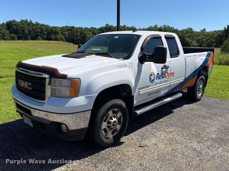 2011 GMC 2500HD Equipment Image0