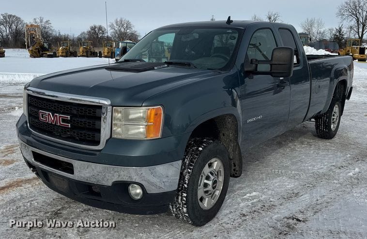 2011 GMC 2500HD Equipment Image0