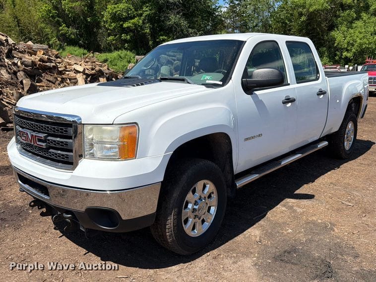 2011 GMC 3500HD Equipment Image0
