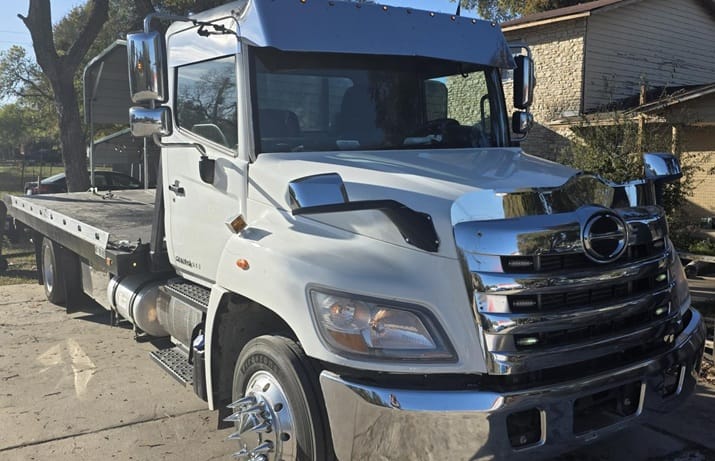 2011 Hino 258 Equipment Image0