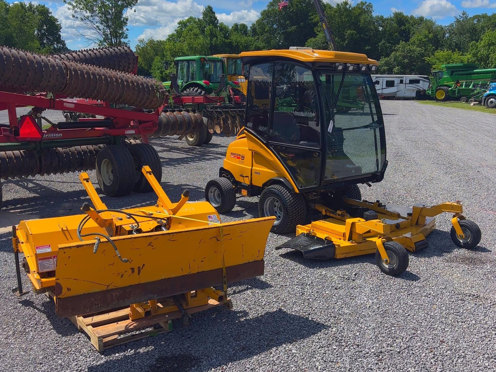 2011 Hustler 3700 Equipment Image0