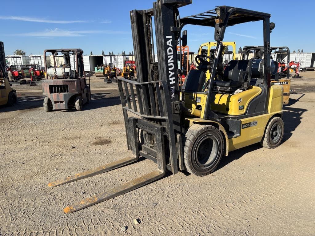 2011 Hyundai 30L-7A Equipment Image0