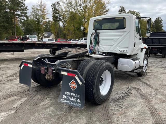 Image of International 4400 equipment image 4