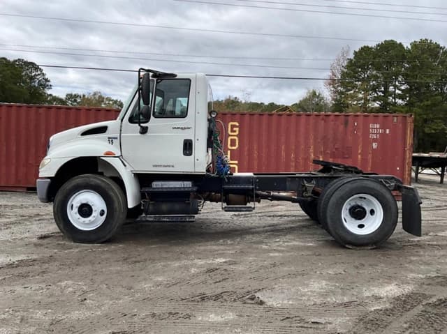 Image of International 4400 equipment image 1