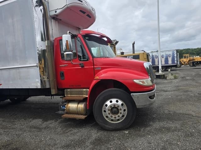 Image of International 4400 equipment image 3