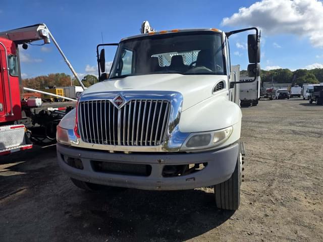 Image of International 4400 equipment image 1