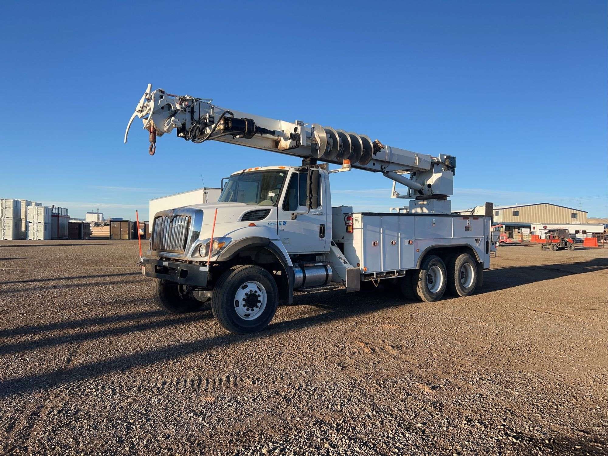 2011 International 7400 Equipment Image0