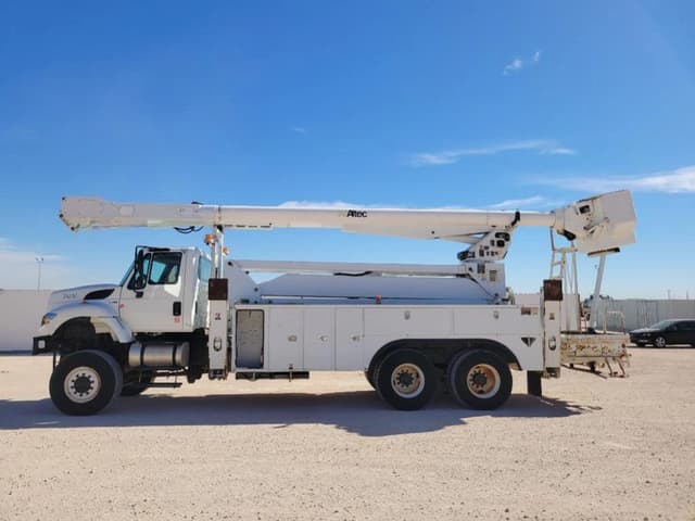 Image of International 7400 equipment image 1