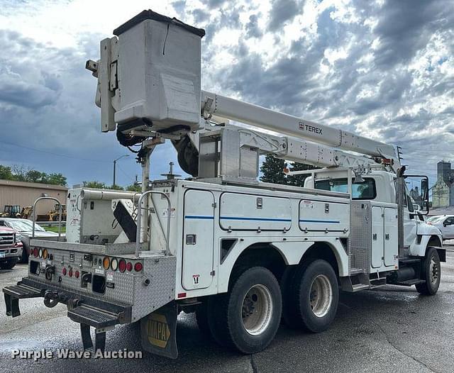 Image of International 7400 equipment image 4