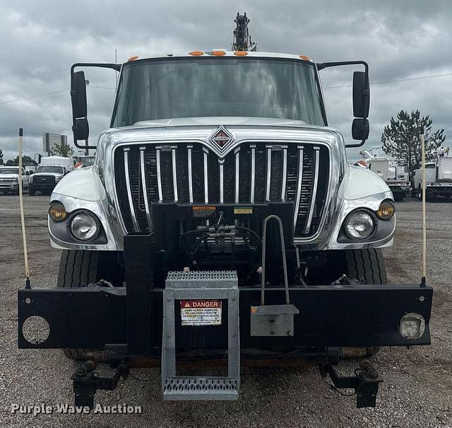Image of International 7400 equipment image 1