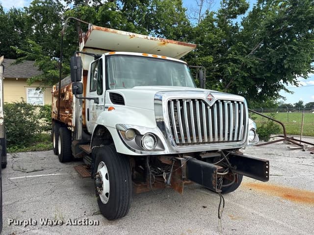 Image of International 7400 equipment image 2