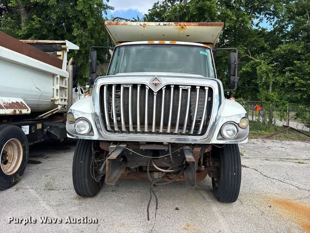 Image of International 7400 equipment image 1